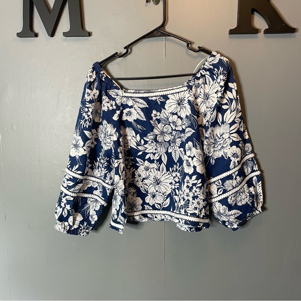 C&C Floral Off-Shoulder Top in Blue and White size medium linen